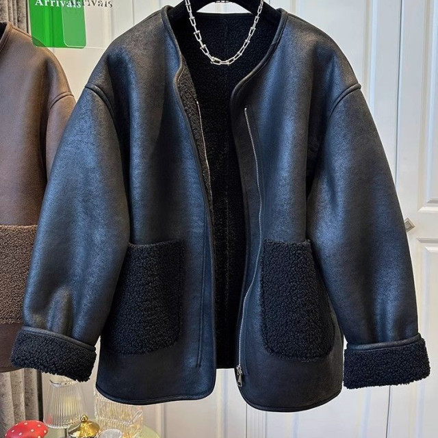 【預購】圓領拉鍊QQ毛拼接皮外套