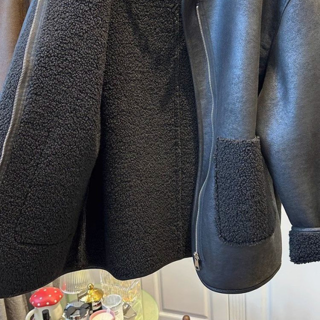 【預購】圓領拉鍊QQ毛拼接皮外套